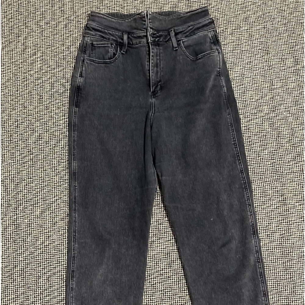 Hollister Ultra High-Rise Mom Jeans